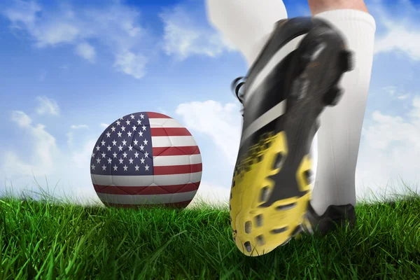 Bota de fútbol patadas EE.UU. pelota — Foto de Stock