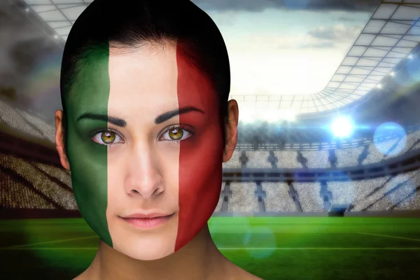 Złożony obraz piękny Włochy fan w farby twarz — Zdjęcie stockowe