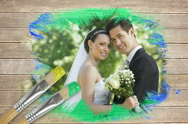 Recém-casados sorrindo para a câmera — Fotografia de Stock