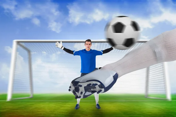 Футболист бросает мяч в вратаря — стоковое фото