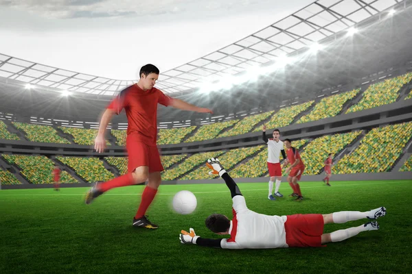 Giocatore di calcio in rosso calci — Foto Stock