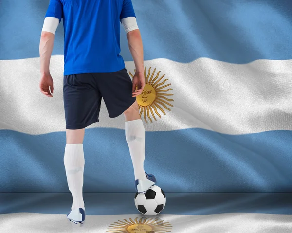 Samengestelde afbeelding van football-speler permanent met bal — Stockfoto