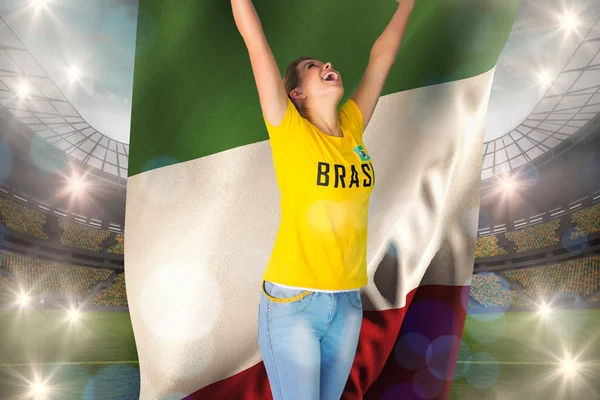 Opgewonden voetbalfan in brasil tshirt houden vlag — Stockfoto