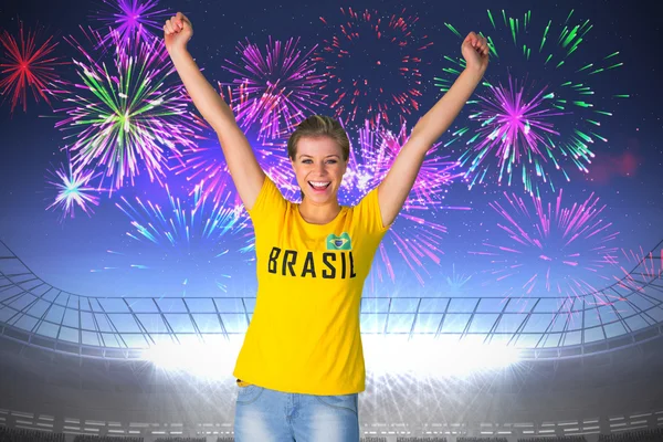 Opgewonden voetbalfan in brasil tshirt — Stockfoto
