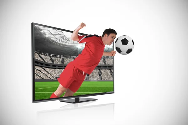 Jugador de fútbol en rojo cabeza bola a través de tv —  Fotos de Stock