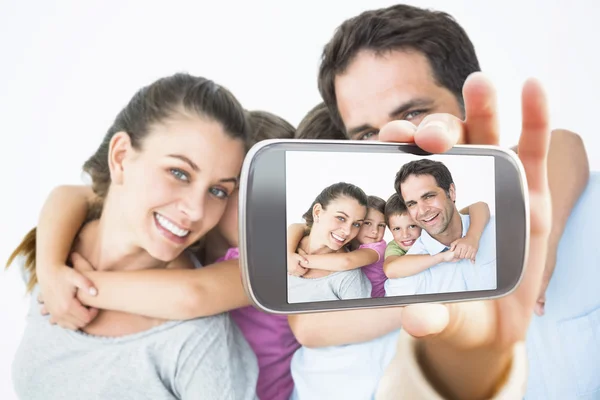 Mano sosteniendo teléfono inteligente mostrando familia —  Fotos de Stock