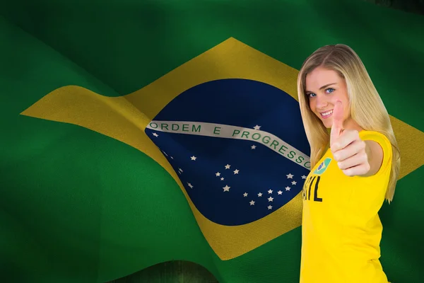 Pretty football fan in brasil tshirt — Stock Photo, Image