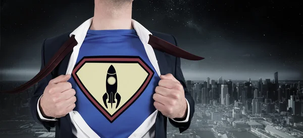 Chemise d'ouverture homme d'affaires en style super-héros — Photo