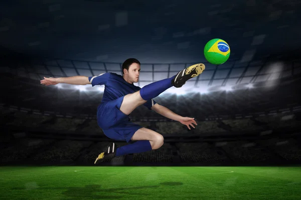 Image composite du joueur de football en coup de pied bleu — Photo