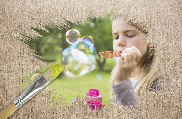 Meisje blazen bubbels — Stockfoto