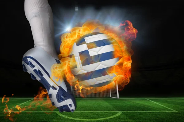 Jogador de futebol chutando bola de bandeira da Grécia flamejante — Fotografia de Stock
