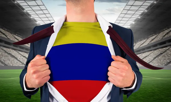 Бізнесмен відкриває сорочку, щоб показати прапор Колумбії — стокове фото