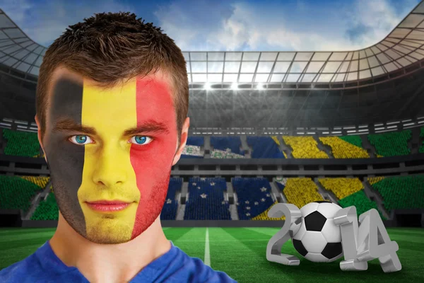 复合图像的严重年轻的比利时球迷与面漆 — 图库照片