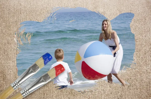 Imagem composta de mãe e filho na praia — Fotografia de Stock