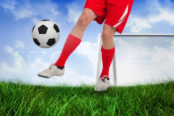 Football player kicking the ball — Stock Photo, Image