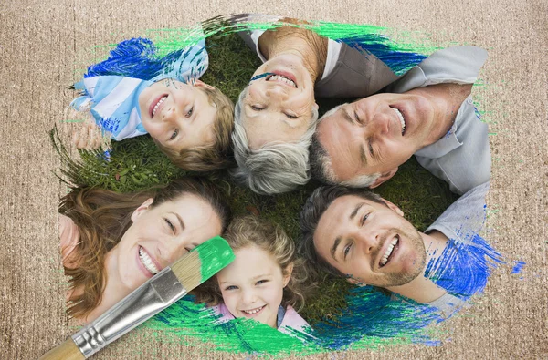 Uitgebreide familie glimlachen op camera — Stockfoto