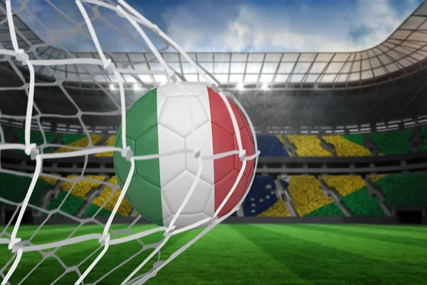 Obraz kompozytowy piłki nożnej w kolorach Włochy w tylnej części sieci — Zdjęcie stockowe