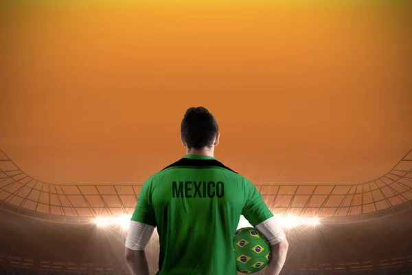 Image composite du joueur de football mexicain tenant le ballon — Photo