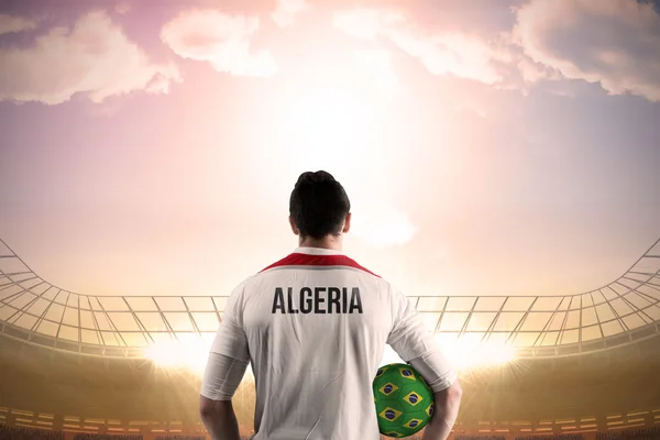 Imagen compuesta del jugador de fútbol algeria sosteniendo la pelota —  Fotos de Stock