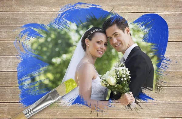 Recém-casados sorrindo para a câmera — Fotografia de Stock