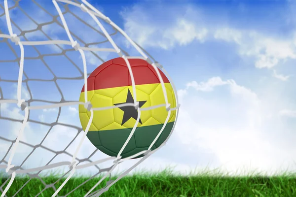 Kompositbild des Fußballs in Ghanafarben auf der Rückseite des Netzes — Stockfoto