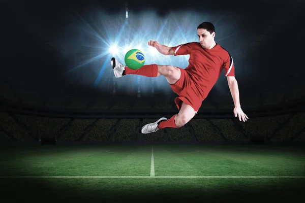 Złożony obraz pasuje piłkarz skoki i kopanie — Zdjęcie stockowe