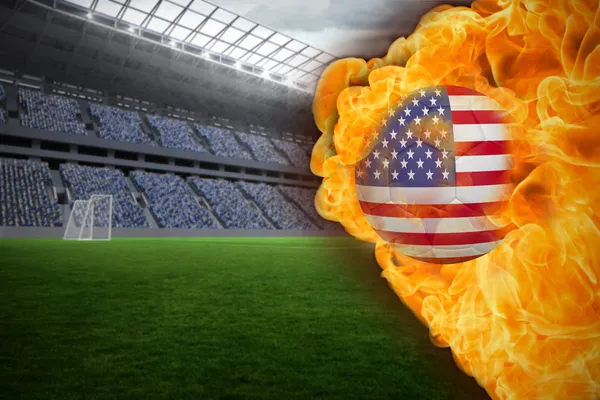 Verbundbild des Feuers rund um die US-Flagge Fußball — Stockfoto