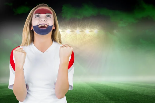 Imagen compuesta de ventilador de tierras bajas excitado en porristas de pintura facial — Foto de Stock