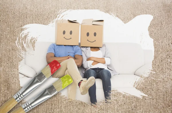 Image composite de couple portant des boîtes sur la tête — Photo