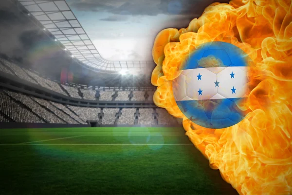 Imagen compuesta de fuego que rodea el fútbol honduras bandera —  Fotos de Stock