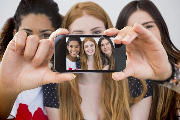 Mano celebración de teléfono inteligente que muestra — Foto de Stock