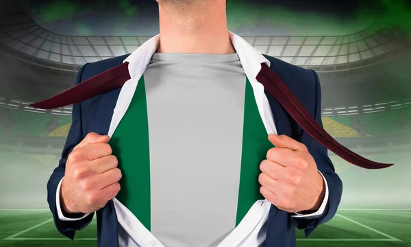 Chemise d'ouverture homme d'affaires pour révéler drapeau nigeria — Photo