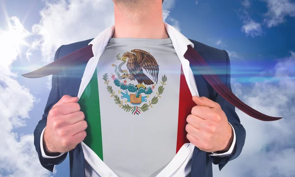 Meksika bayrağı ortaya çıkarmak için işadamı açılış gömlek — Stok fotoğraf