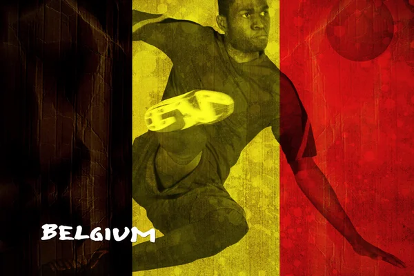 Комический образ футболиста в черном пинает ногами — стоковое фото