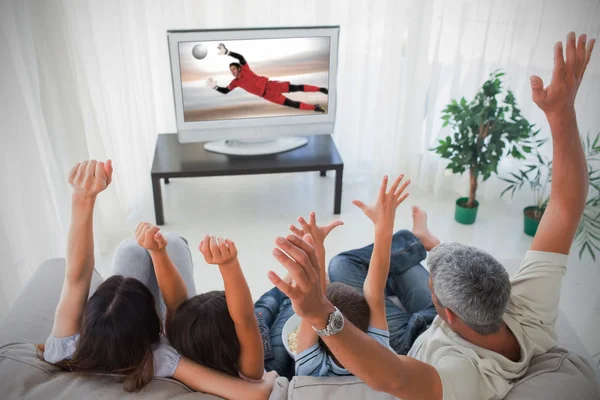 Familia animando y viendo la copa del mundo en casa — Foto de Stock