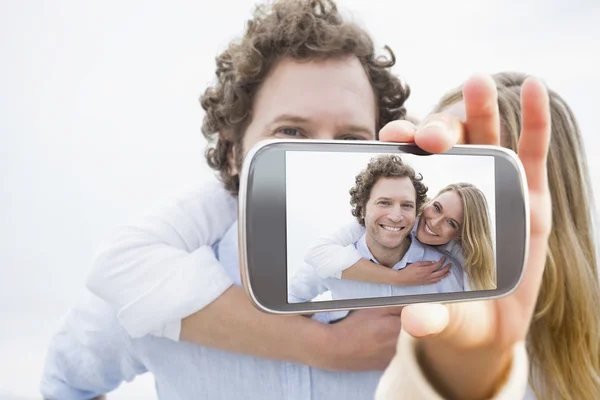 Mano celebración de teléfono inteligente que muestra —  Fotos de Stock