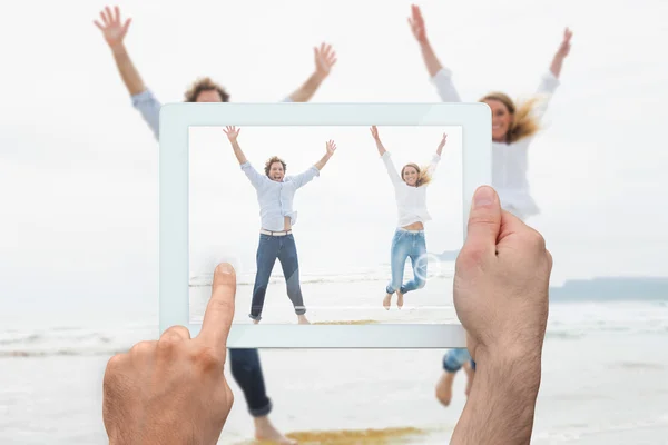 Ruka ukazuje pár počítače tablet pc — Stock fotografie