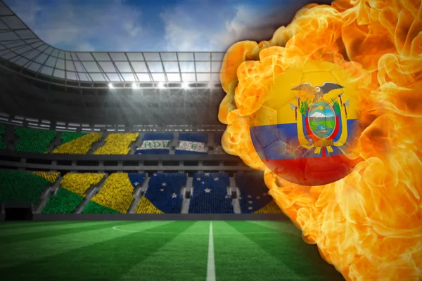 Zusammengesetztes Bild von Feuer rund um ecuadorianische Flagge Fußball — Stockfoto