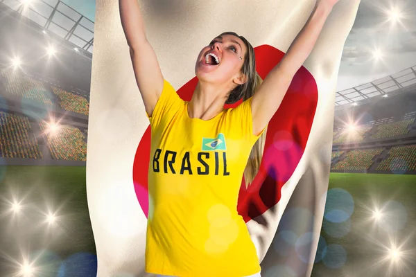 Mooie voetbalfan in brasil t-shirt bedrijf vlag — Stockfoto