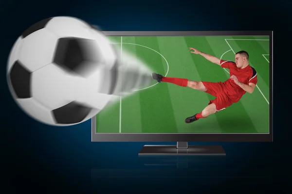 Složený obraz přizpůsobit fotbalový záložník hrající a kope míč — Stock fotografie