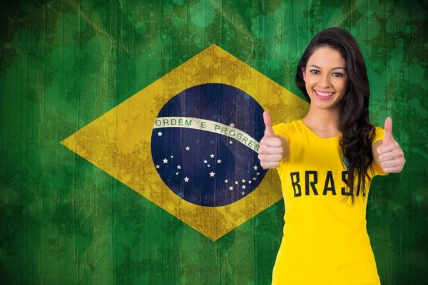Bella tifosa di calcio in tshirt brasiliana — Foto Stock