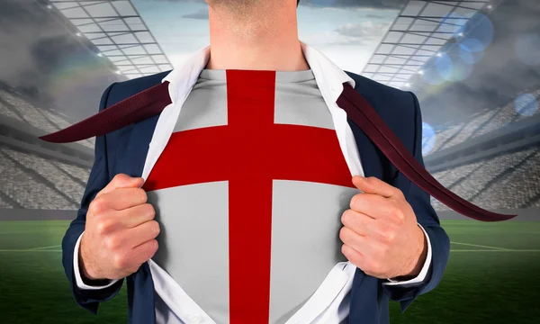 Бизнесмен открывает рубашку, чтобы показать флаг Англии — стоковое фото