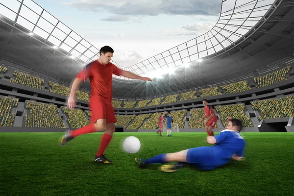 Fotbollsspelare i röda sparkar — Stockfoto