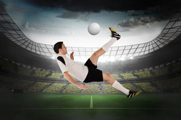 Комический образ футболиста в белом пинает ногами — стоковое фото
