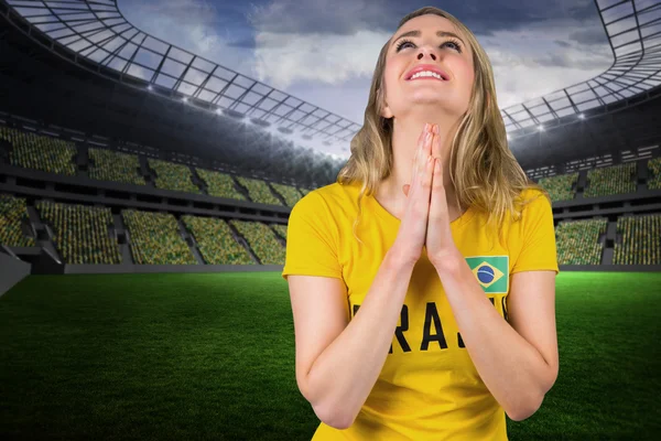 Tifoso di calcio nervoso in tshirt brasiliana — Foto Stock