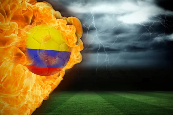 Złożony obraz ogień wokół piłki nożnej flaga Kolumbii — Zdjęcie stockowe