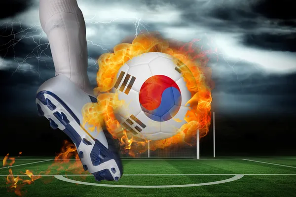 Jogador de futebol chutando bola de bandeira sul-coreana flamejante — Fotografia de Stock