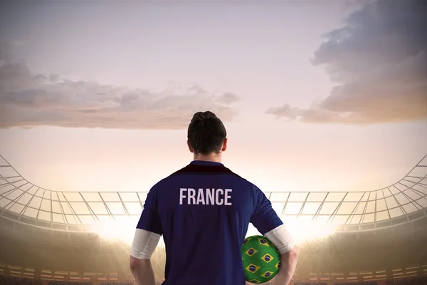 Image composite d'un footballeur français tenant un ballon — Photo