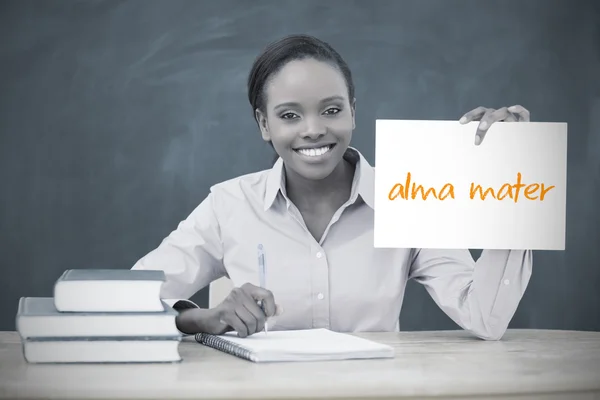 Felice insegnante holding pagina mostrando alma mater — Foto Stock