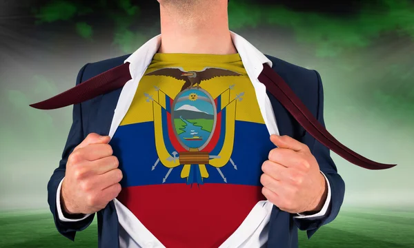 에콰도르 국기를 나타내기 위해 사업가 오프닝 셔츠 — 스톡 사진